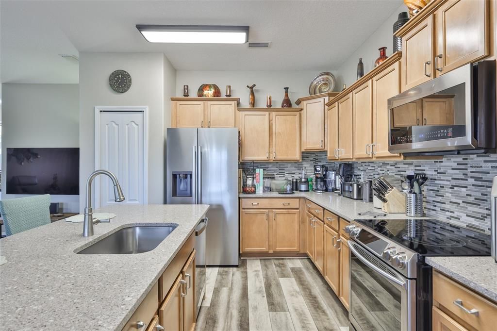 На продажу: $330,000 (4 спален, 2 ванн, 1832 Квадратных фут)