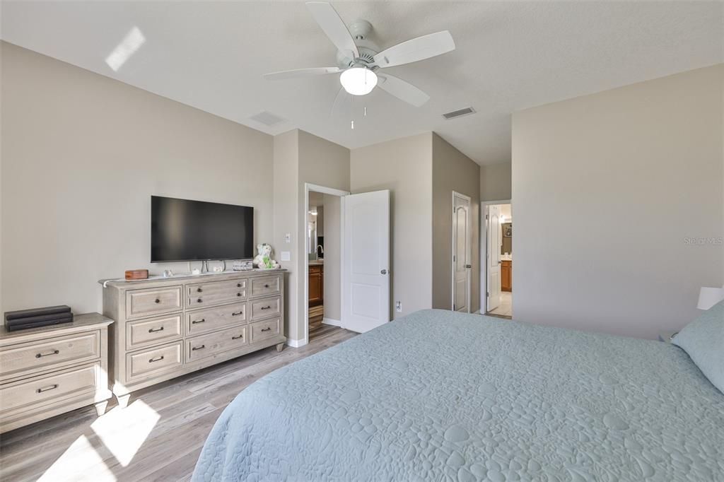 На продажу: $330,000 (4 спален, 2 ванн, 1832 Квадратных фут)