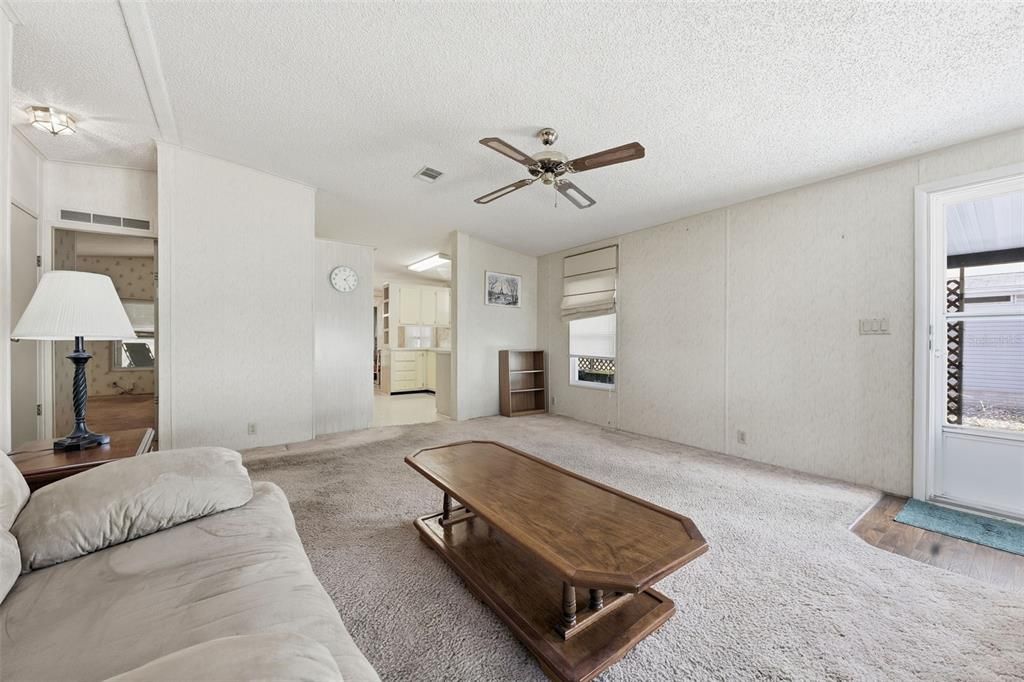 На продажу: $129,900 (2 спален, 2 ванн, 1248 Квадратных фут)