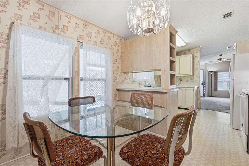 На продажу: $129,900 (2 спален, 2 ванн, 1248 Квадратных фут)