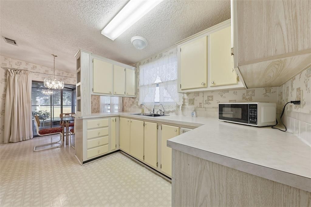 На продажу: $129,900 (2 спален, 2 ванн, 1248 Квадратных фут)