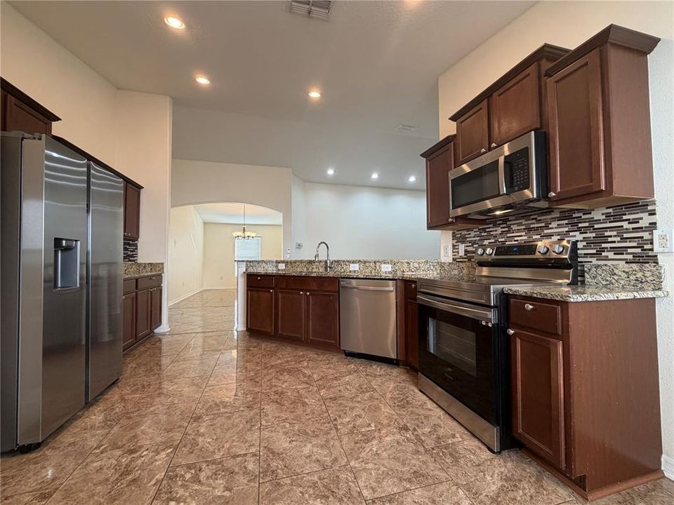 出租: $2,600 (4 贝兹, 3 浴室, 1946 平方英尺)