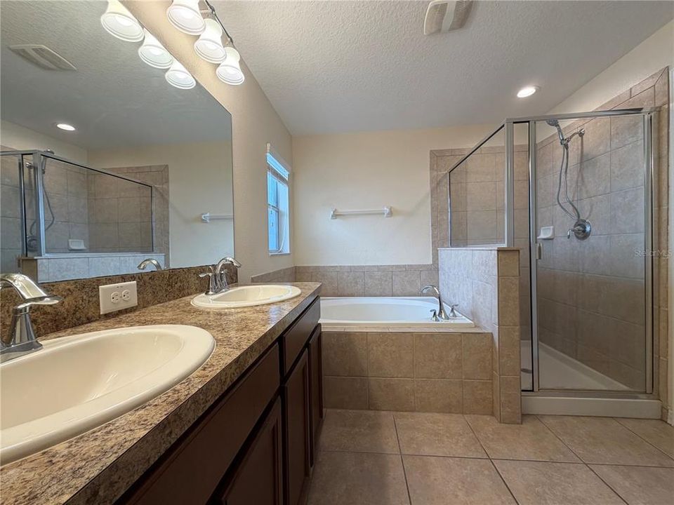 出租: $2,600 (4 贝兹, 3 浴室, 1946 平方英尺)