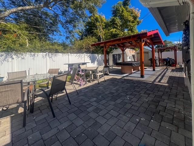 合同活跃: $285,000 (2 贝兹, 1 浴室, 953 平方英尺)