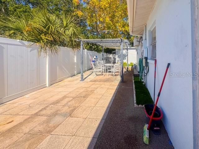 合同活跃: $285,000 (2 贝兹, 1 浴室, 953 平方英尺)