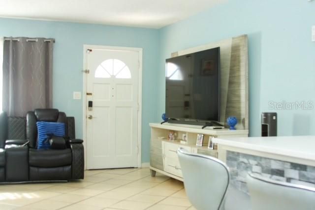 合同活跃: $285,000 (2 贝兹, 1 浴室, 953 平方英尺)