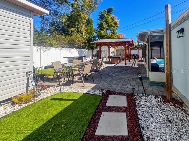 合同活跃: $285,000 (2 贝兹, 1 浴室, 953 平方英尺)