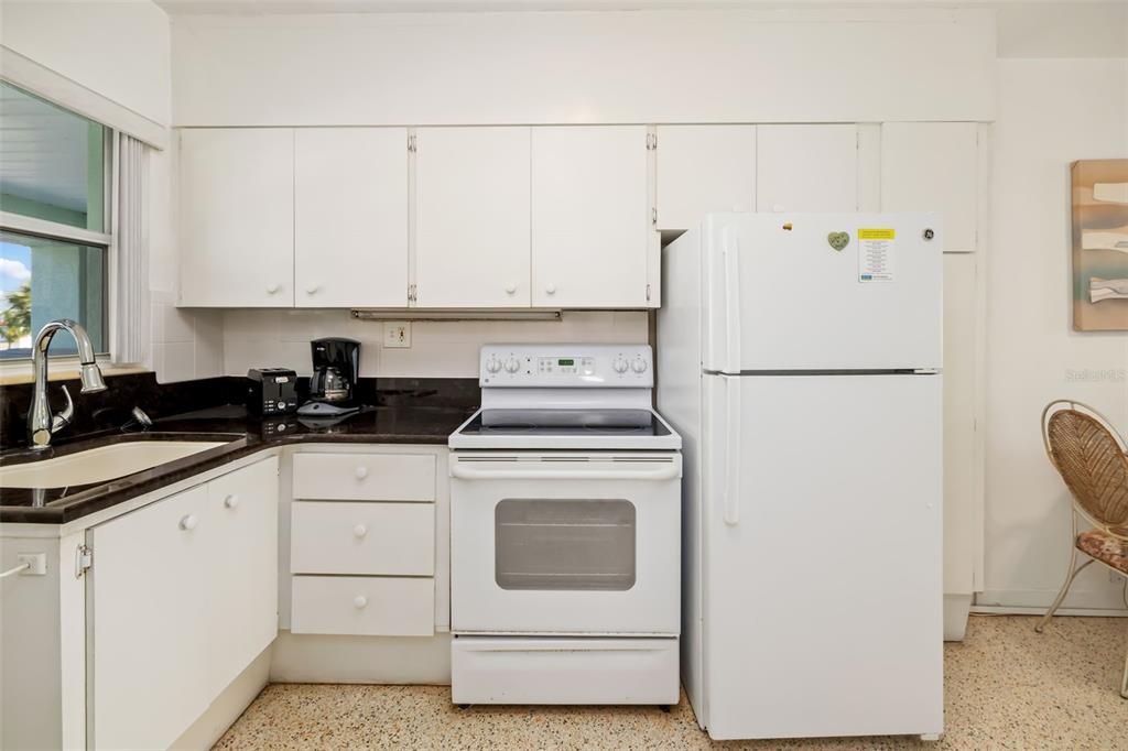For Sale: $470,000 (1 beds, 1 baths, 416 Square Feet)