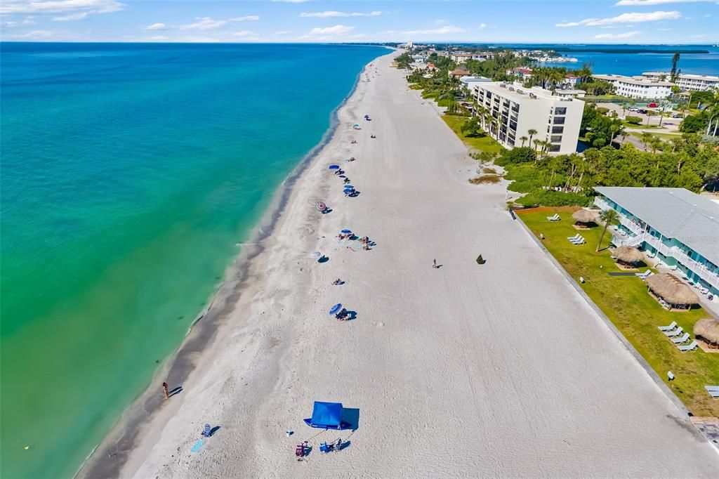 For Sale: $470,000 (1 beds, 1 baths, 416 Square Feet)