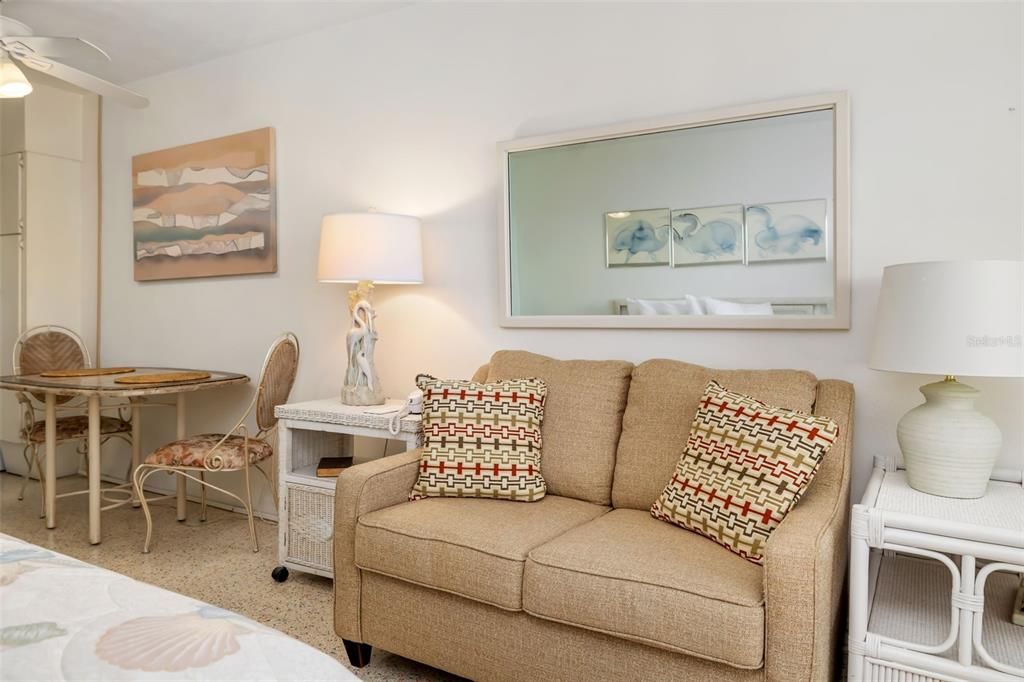 For Sale: $470,000 (1 beds, 1 baths, 416 Square Feet)