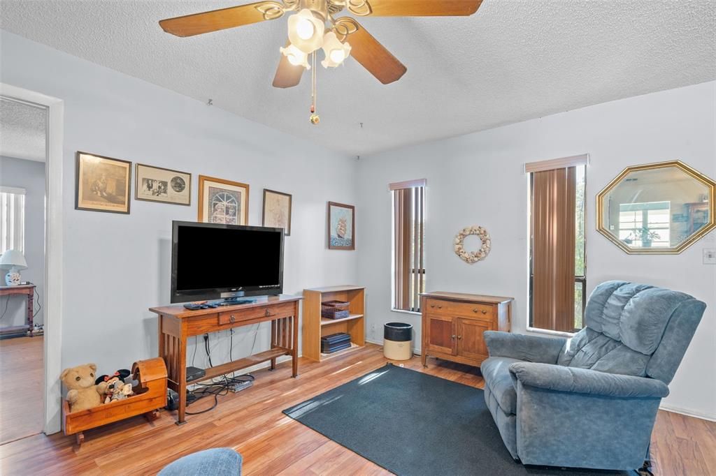 На продажу: $290,000 (3 спален, 2 ванн, 1225 Квадратных фут)