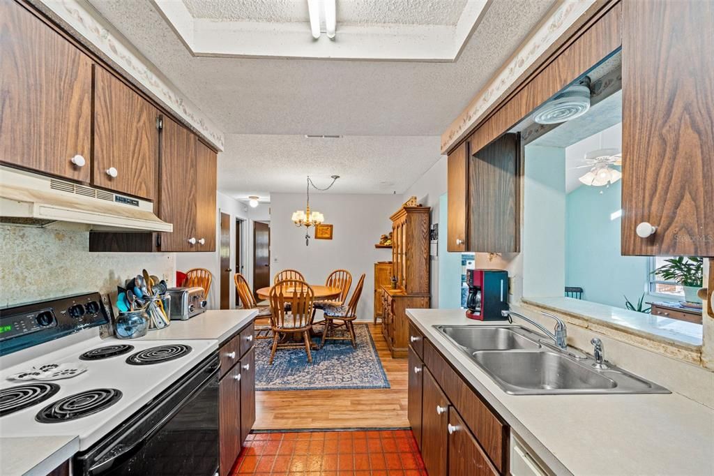 На продажу: $290,000 (3 спален, 2 ванн, 1225 Квадратных фут)