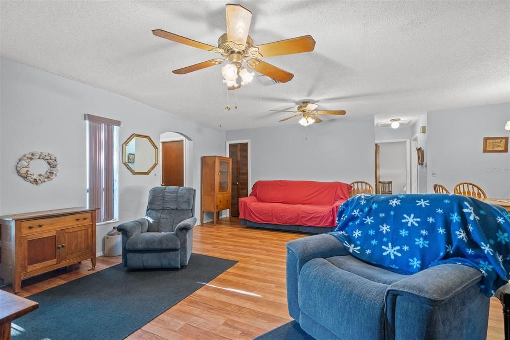 На продажу: $290,000 (3 спален, 2 ванн, 1225 Квадратных фут)