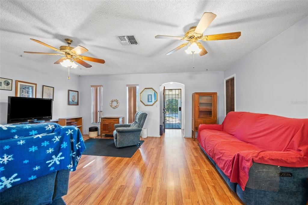 На продажу: $290,000 (3 спален, 2 ванн, 1225 Квадратных фут)