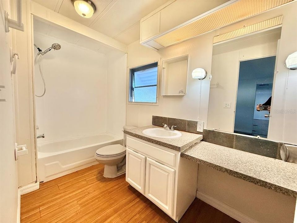 出租: $1,300 (2 贝兹, 2 浴室, 768 平方英尺)