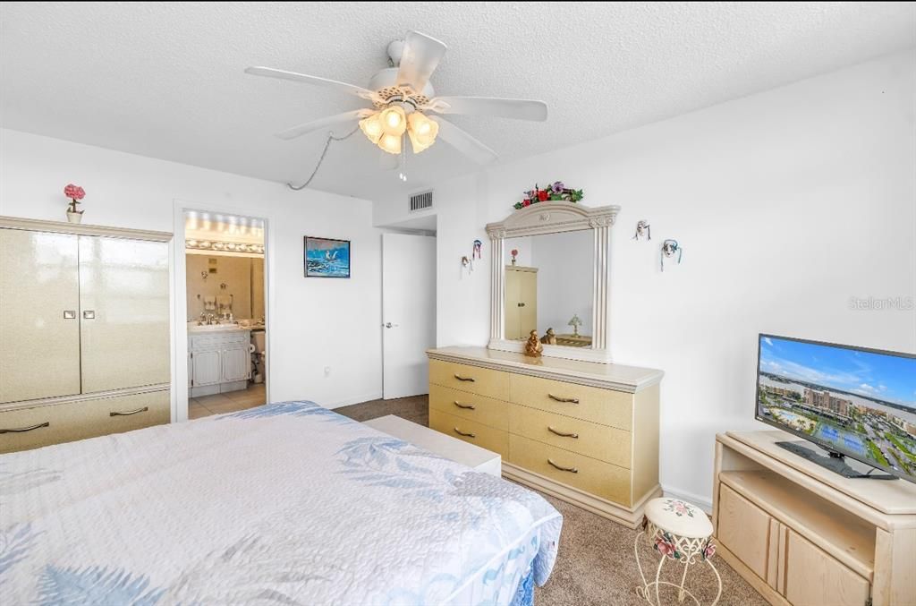 出租: $2,000 (1 贝兹, 1 浴室, 900 平方英尺)