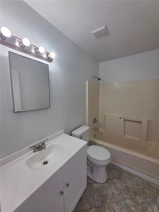 出租: $1,350 (2 贝兹, 1 浴室, 868 平方英尺)