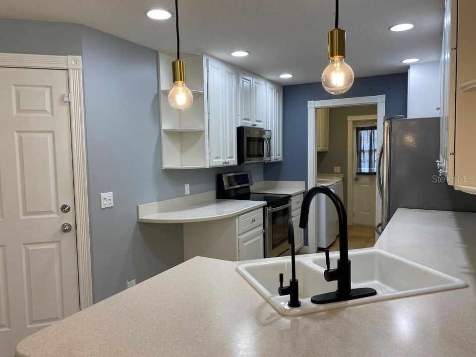 For Rent: $2,317 (3 beds, 2 baths, 1673 Square Feet)