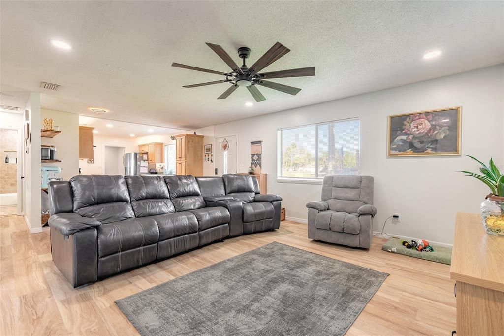 На продажу: $285,000 (3 спален, 1 ванн, 1497 Квадратных фут)