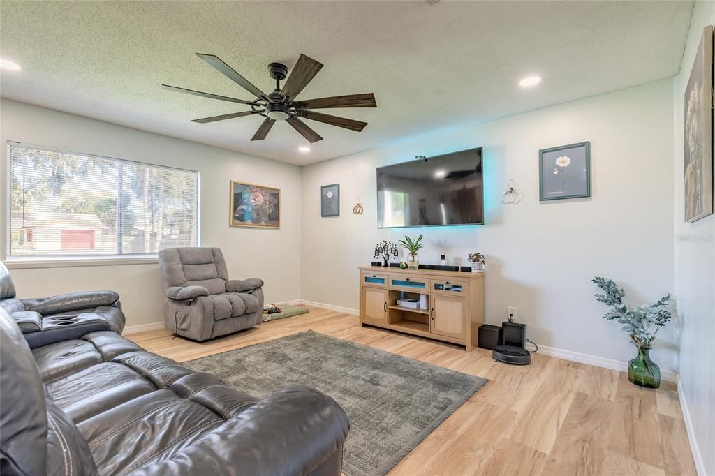 На продажу: $285,000 (3 спален, 1 ванн, 1497 Квадратных фут)