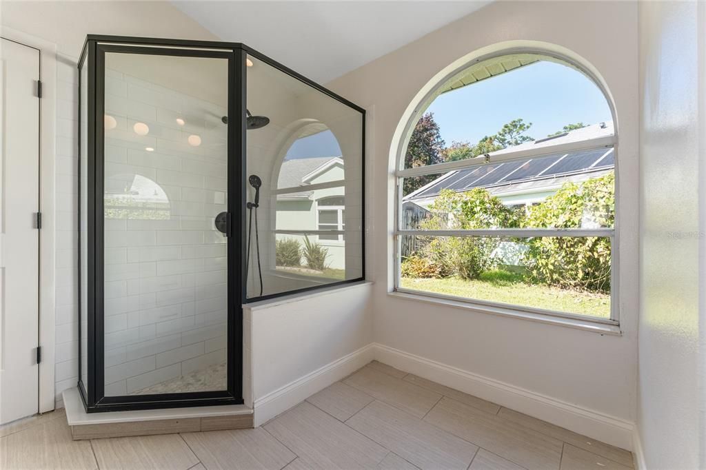 合同活跃: $389,600 (3 贝兹, 2 浴室, 1495 平方英尺)