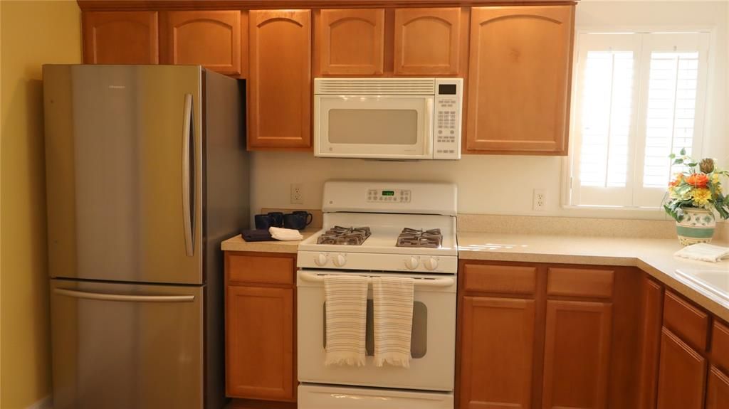 For Sale: $325,000 (2 beds, 2 baths, 1196 Square Feet)