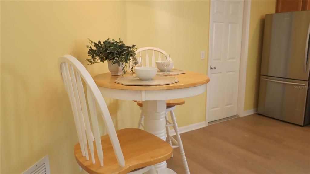 For Sale: $325,000 (2 beds, 2 baths, 1196 Square Feet)