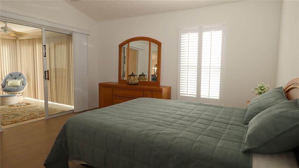 For Sale: $325,000 (2 beds, 2 baths, 1196 Square Feet)