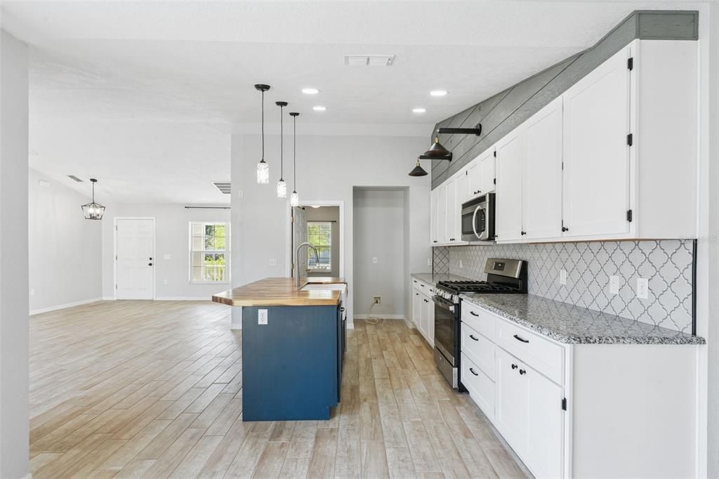 На продажу: $379,000 (4 спален, 2 ванн, 1744 Квадратных фут)