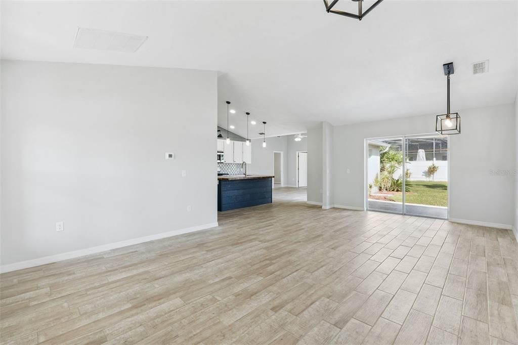 На продажу: $379,000 (4 спален, 2 ванн, 1744 Квадратных фут)