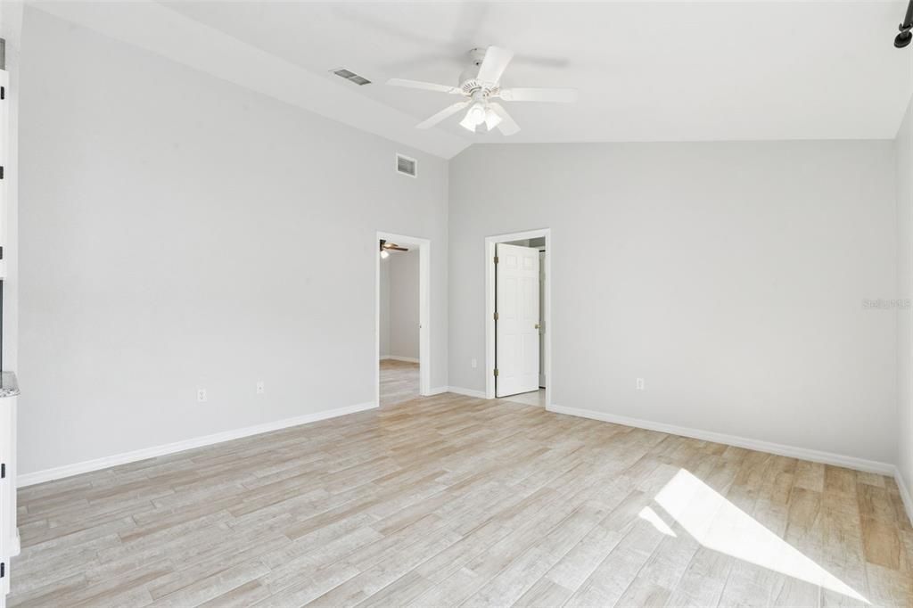 На продажу: $379,000 (4 спален, 2 ванн, 1744 Квадратных фут)