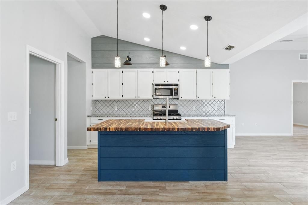 На продажу: $379,000 (4 спален, 2 ванн, 1744 Квадратных фут)