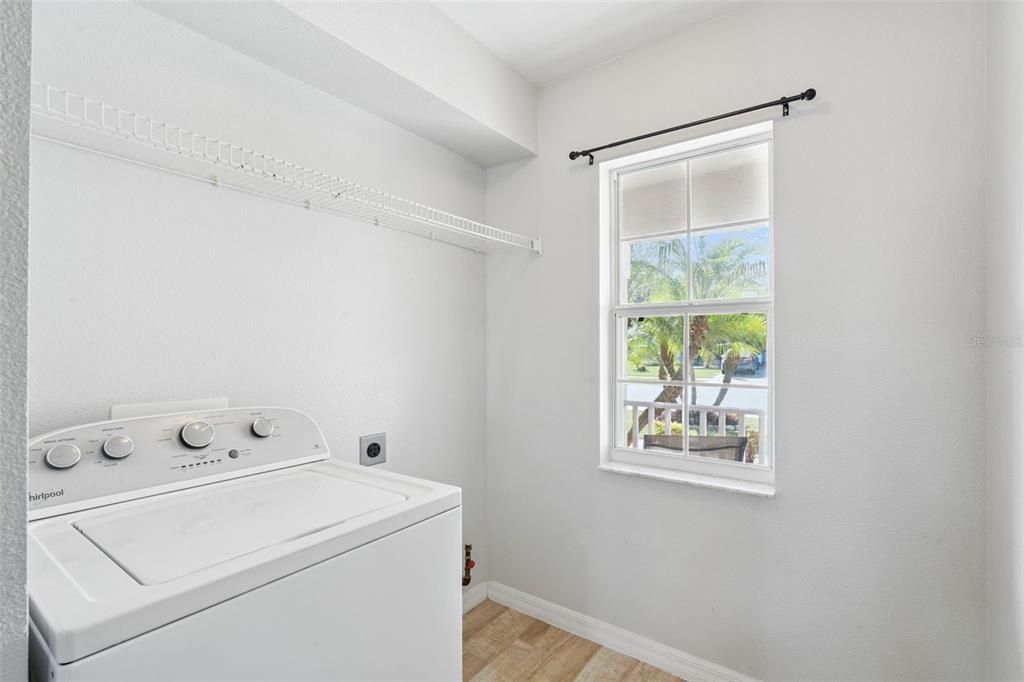 На продажу: $379,000 (4 спален, 2 ванн, 1744 Квадратных фут)