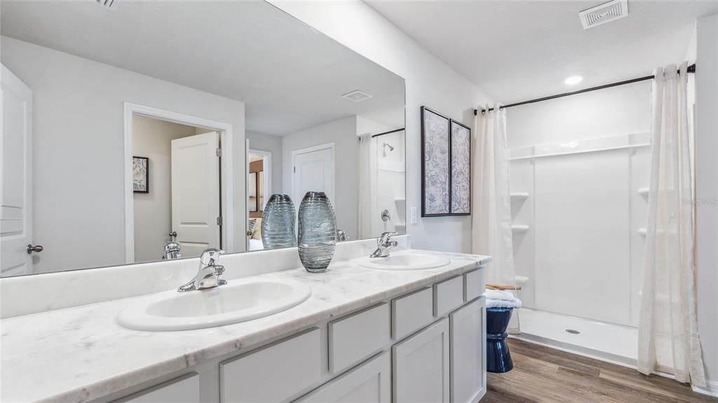 Activo con contrato: $465,990 (4 camas, 2 baños, 2260 Pies cuadrados)