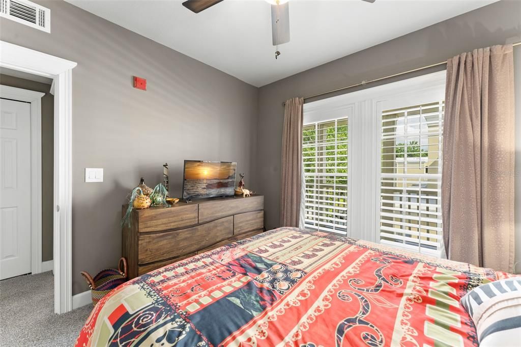 For Sale: $374,900 (2 beds, 2 baths, 1211 Square Feet)