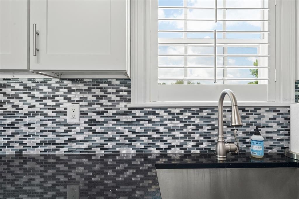 For Sale: $374,900 (2 beds, 2 baths, 1211 Square Feet)