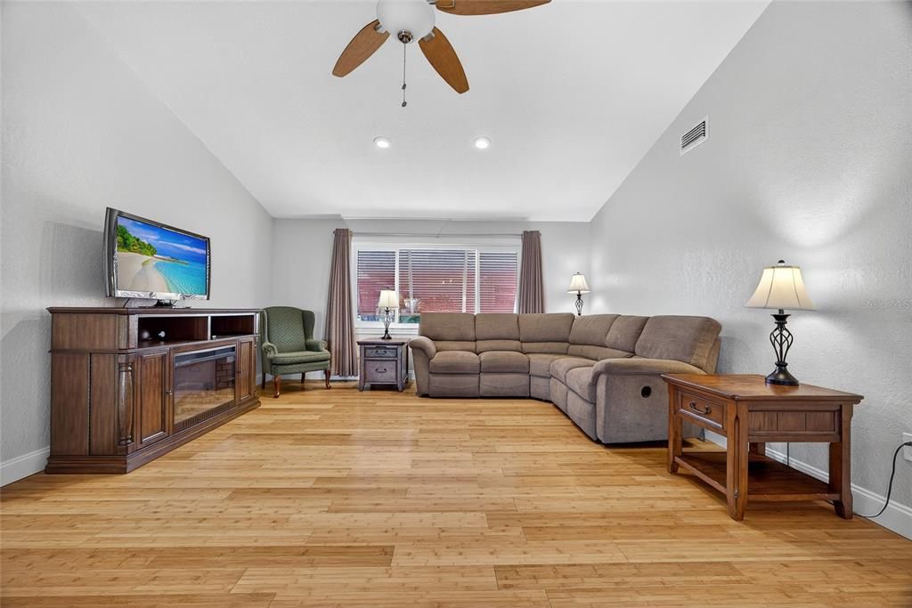 На продажу: $495,000 (3 спален, 2 ванн, 2123 Квадратных фут)