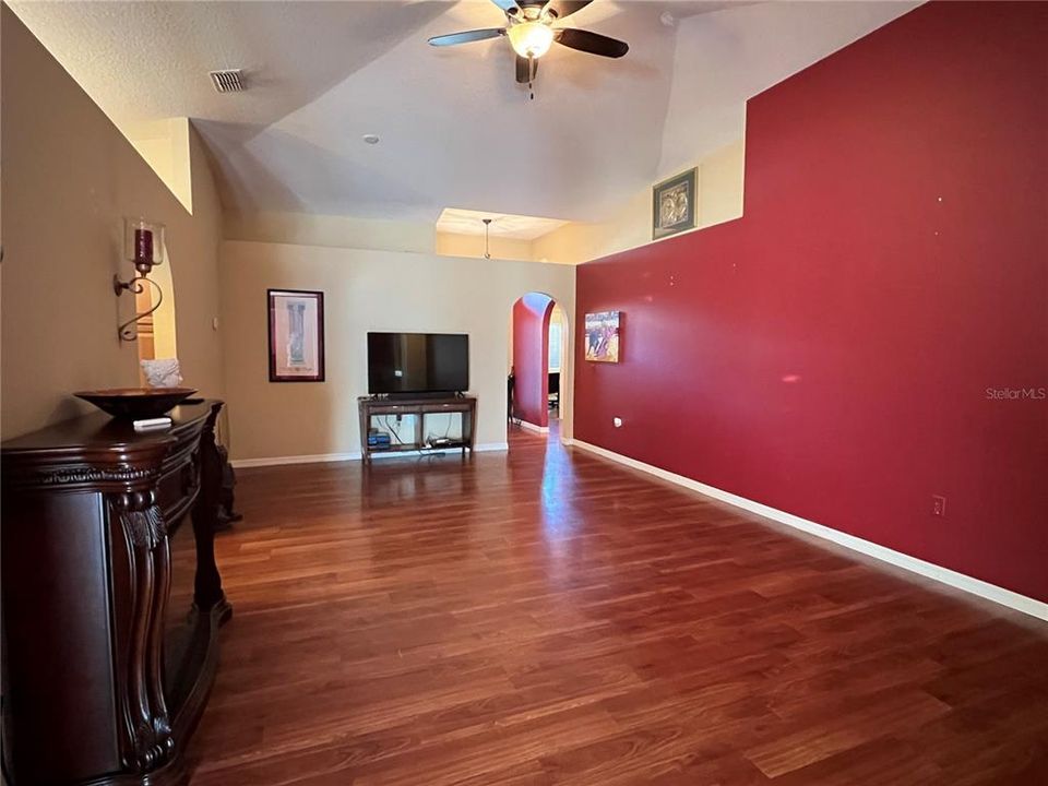 En Renta: $2,050 (4 camas, 2 baños, 1874 Pies cuadrados)