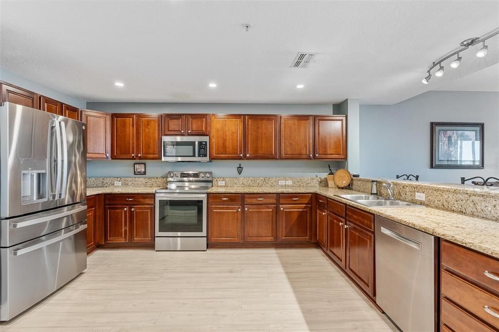 For Sale: $399,900 (2 beds, 2 baths, 1627 Square Feet)