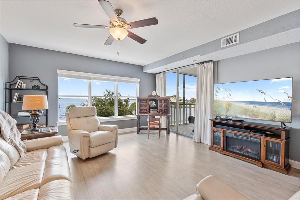 For Sale: $399,900 (2 beds, 2 baths, 1627 Square Feet)