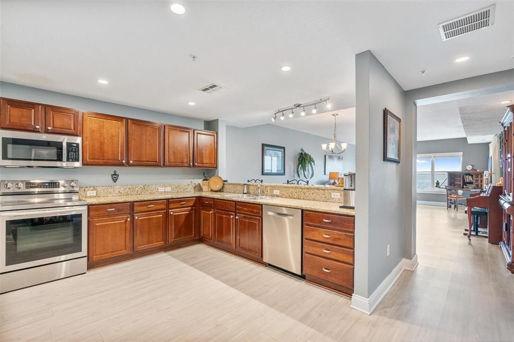 For Sale: $399,900 (2 beds, 2 baths, 1627 Square Feet)