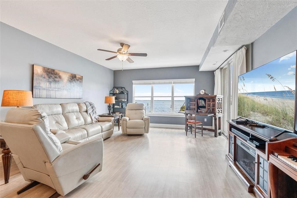 For Sale: $399,900 (2 beds, 2 baths, 1627 Square Feet)