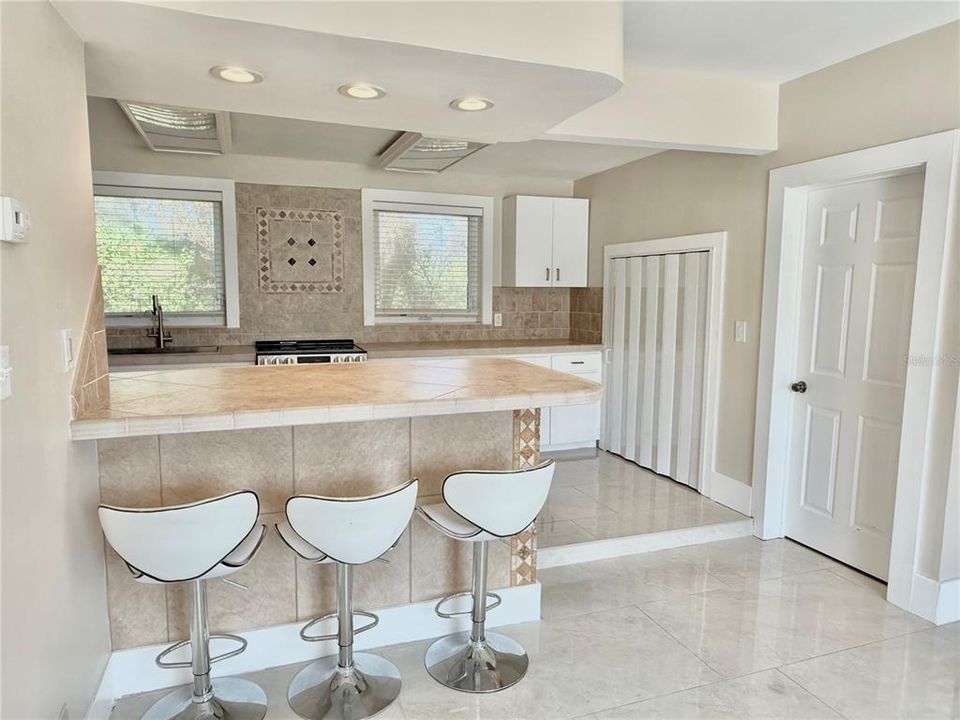 На продажу: $499,999 (2 спален, 2 ванн, 1332 Квадратных фут)