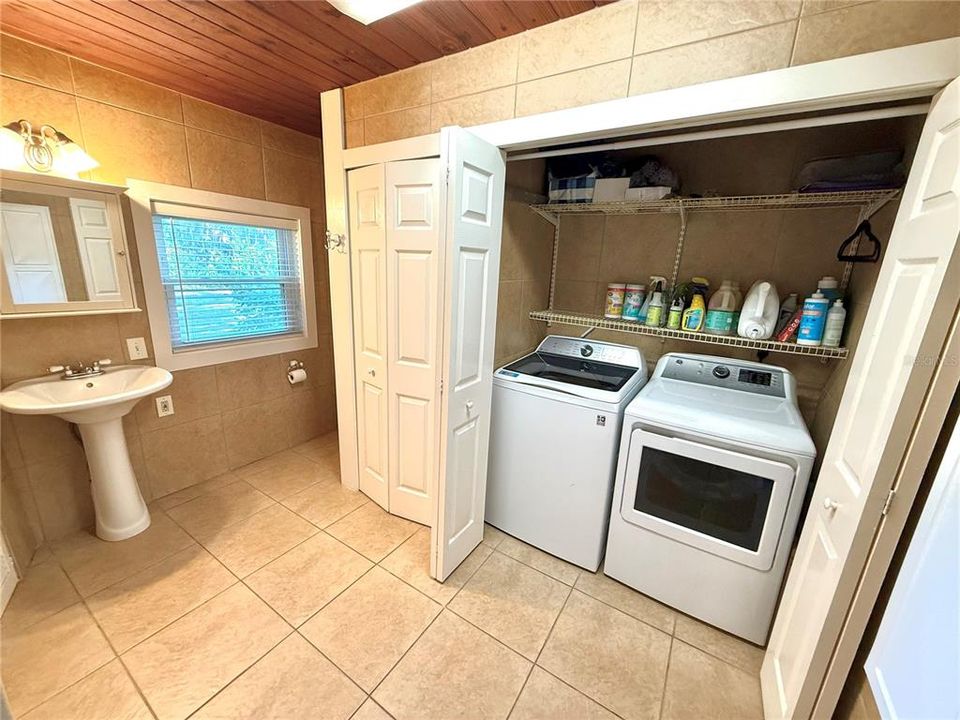 На продажу: $499,999 (2 спален, 2 ванн, 1332 Квадратных фут)