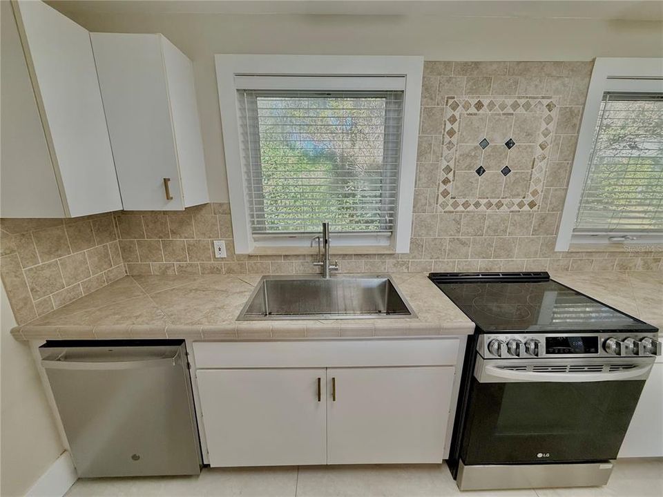 На продажу: $499,999 (2 спален, 2 ванн, 1332 Квадратных фут)