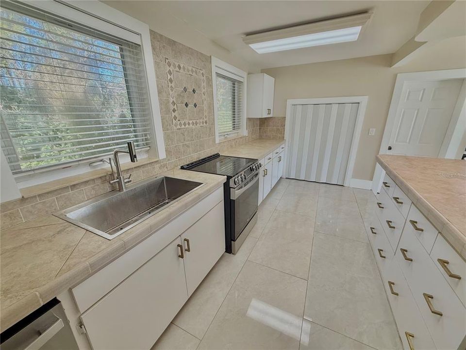 На продажу: $499,999 (2 спален, 2 ванн, 1332 Квадратных фут)