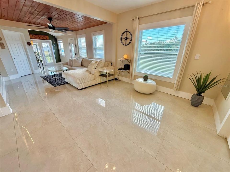 На продажу: $499,999 (2 спален, 2 ванн, 1332 Квадратных фут)