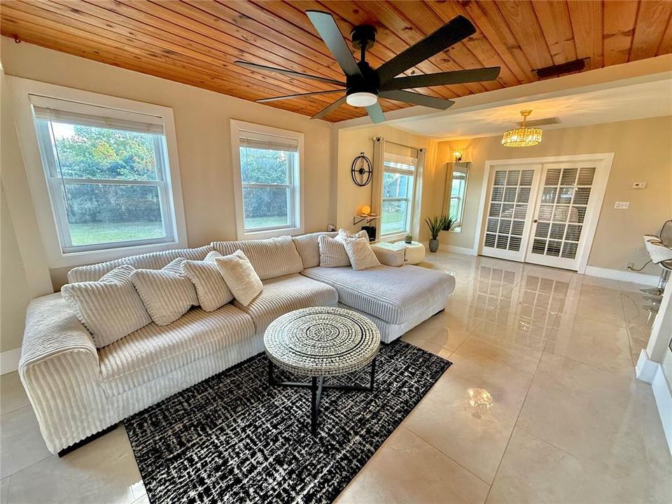 На продажу: $499,999 (2 спален, 2 ванн, 1332 Квадратных фут)