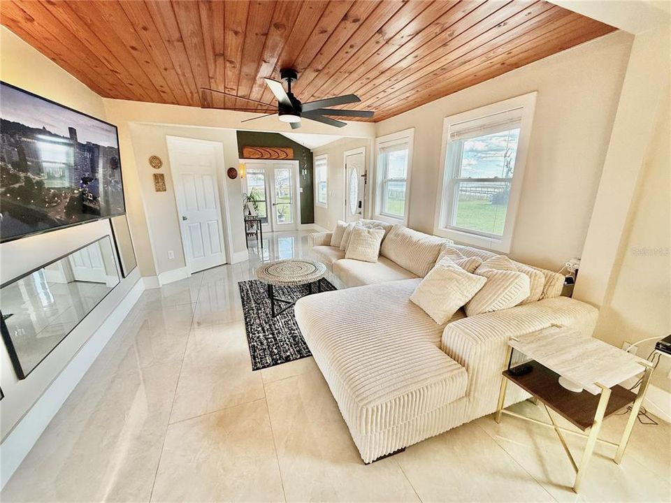 На продажу: $499,999 (2 спален, 2 ванн, 1332 Квадратных фут)