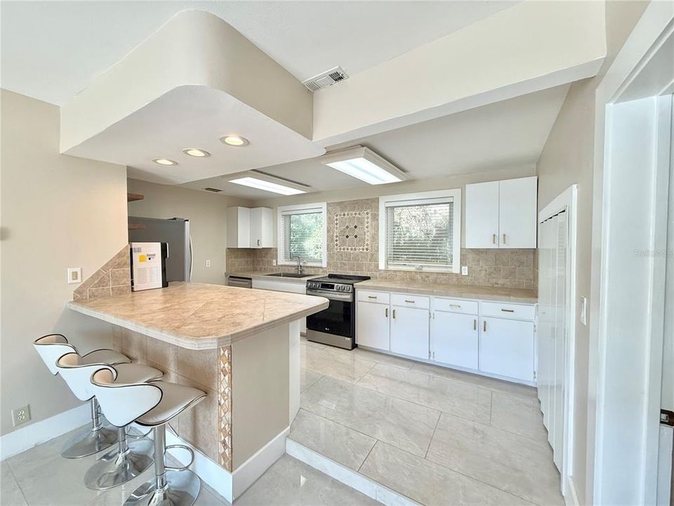 На продажу: $499,999 (2 спален, 2 ванн, 1332 Квадратных фут)